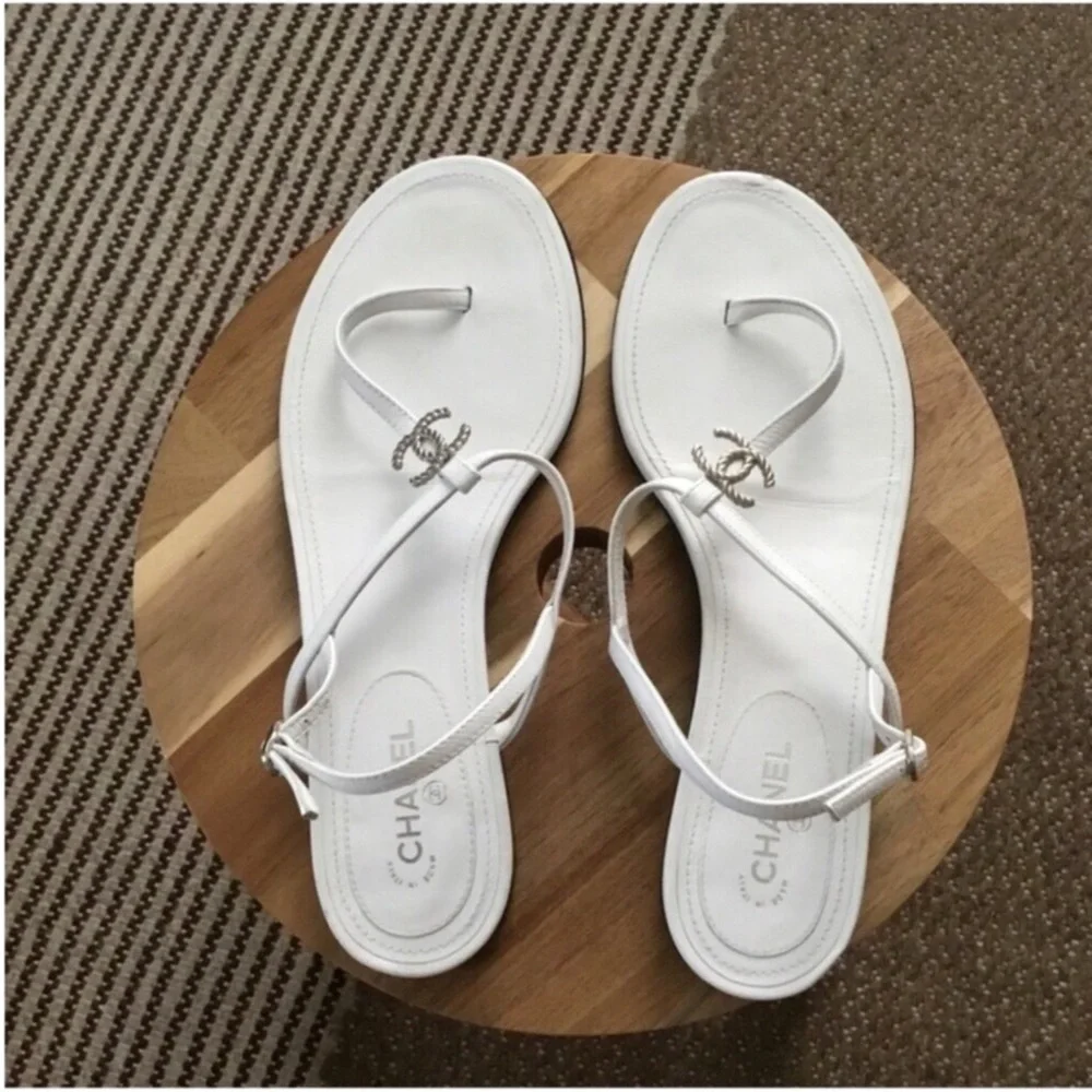 CHANEL - Picture 2 of 15